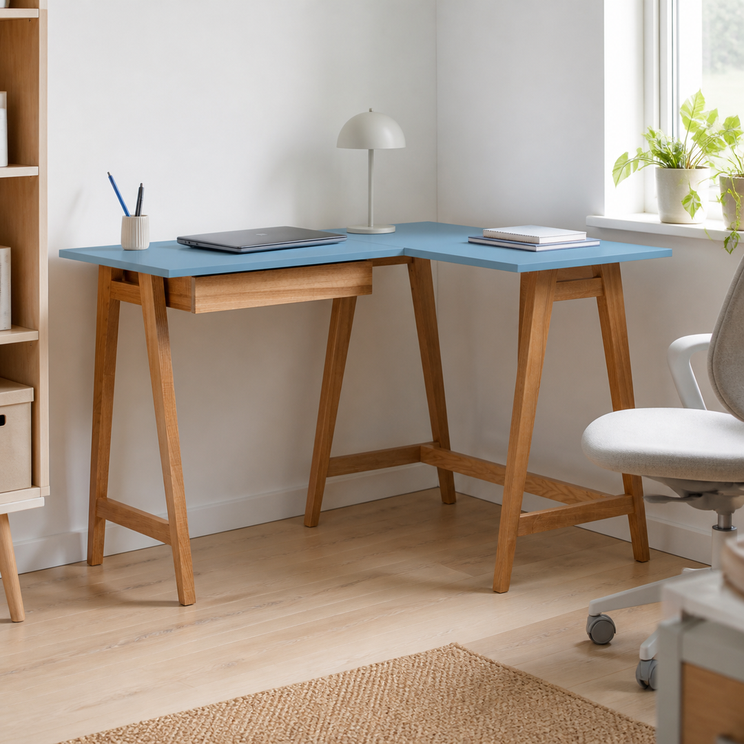 LUKA Hjørneskrivebord B115cm x D85cm Blå Eg Højre Side – hero i naturlig brug