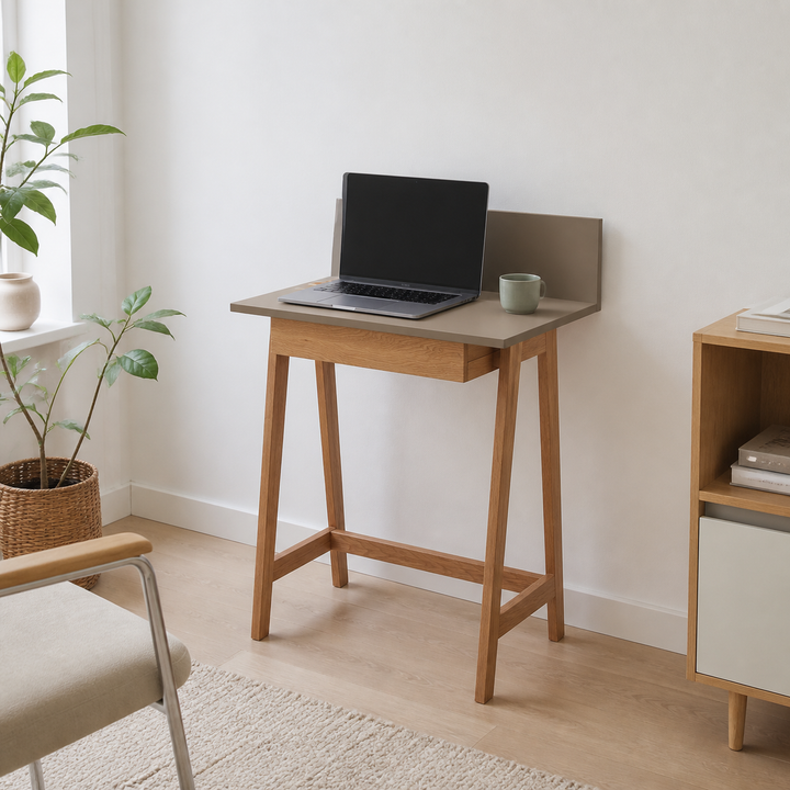 LUKA Skrivebord 65x50cm med Skuffe Eg Brun – hero i naturlig brug