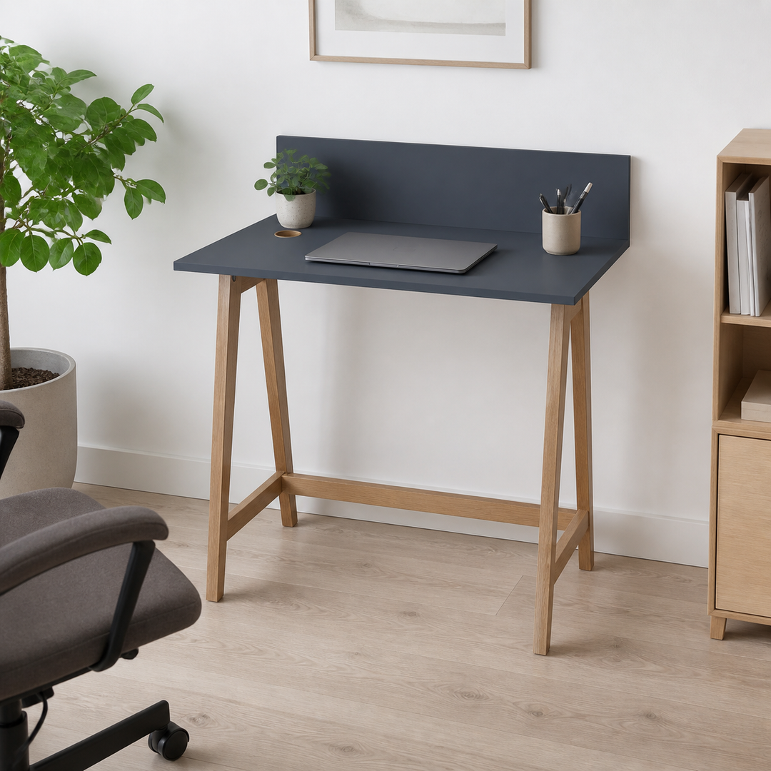 LUKA Skrivebord 85x50cm Eg / Grafit – hero i naturlig brug