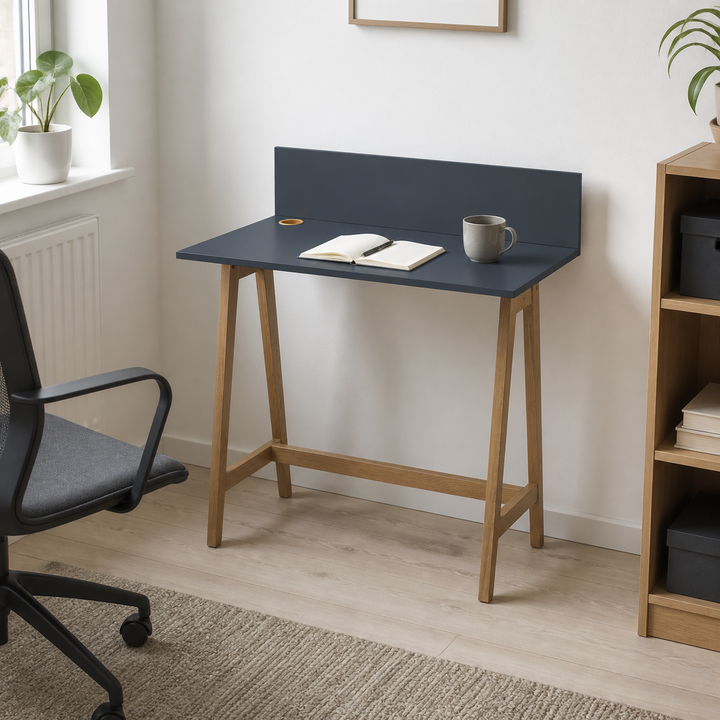 LUKA Skrivebord 85x50cm Eg / Grafit – supplerende neutral dagslysscene