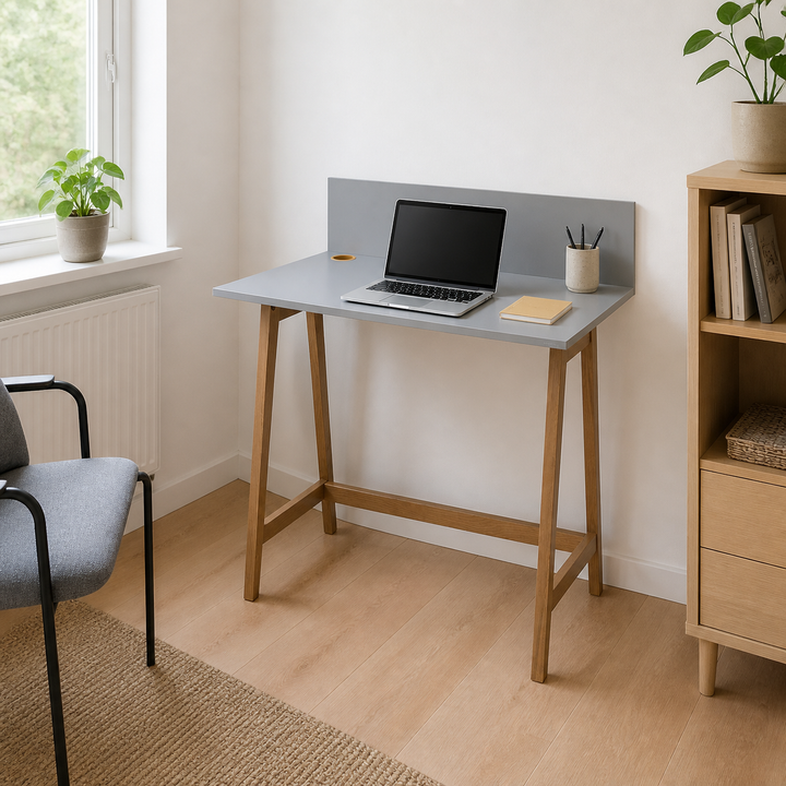 LUKA Skrivebord 85x50cm Eg / Mørkegrå – hero i naturlig brug