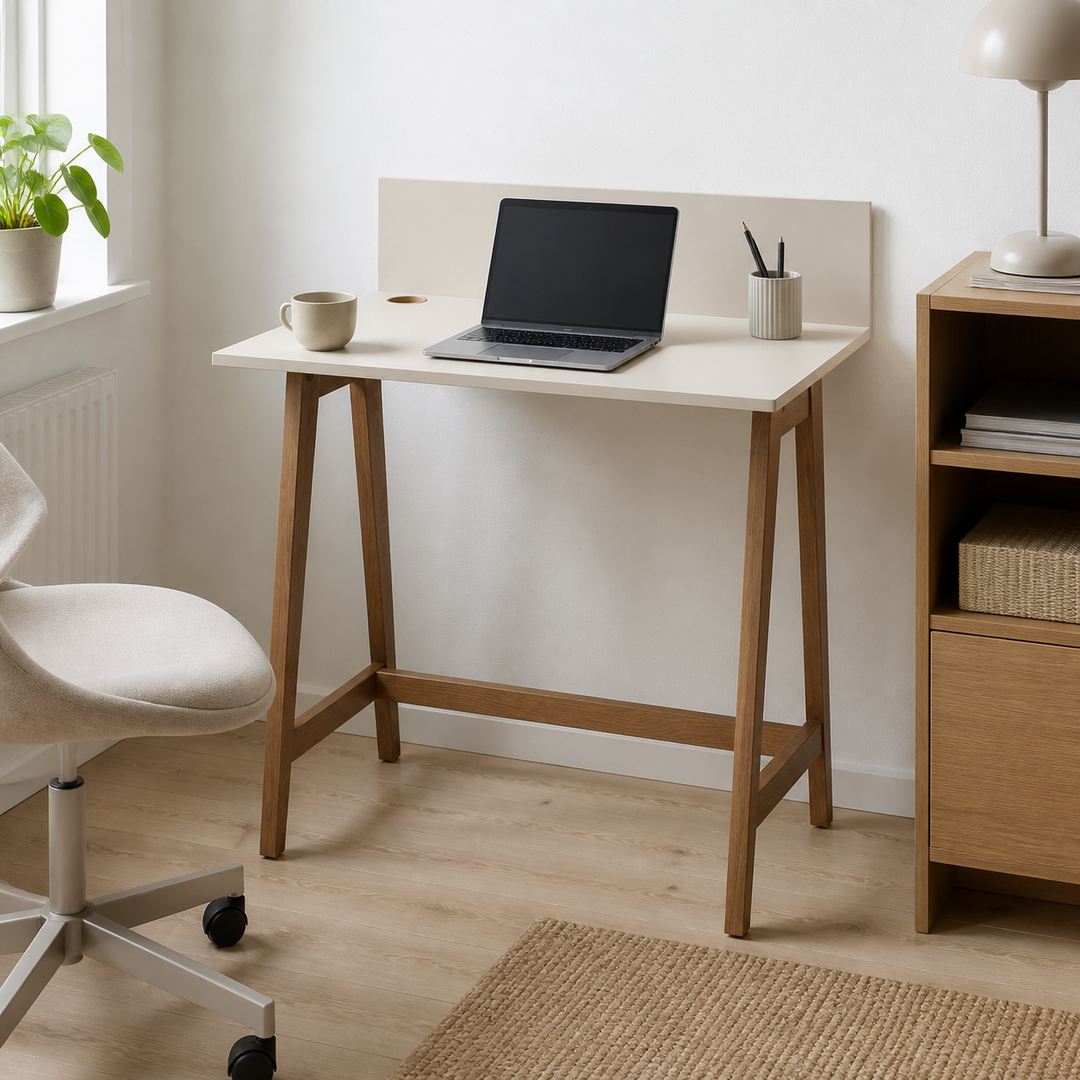 LUKA Skrivebord 85x50cm Eg Brun Beige – supplerende neutral dagslysscene