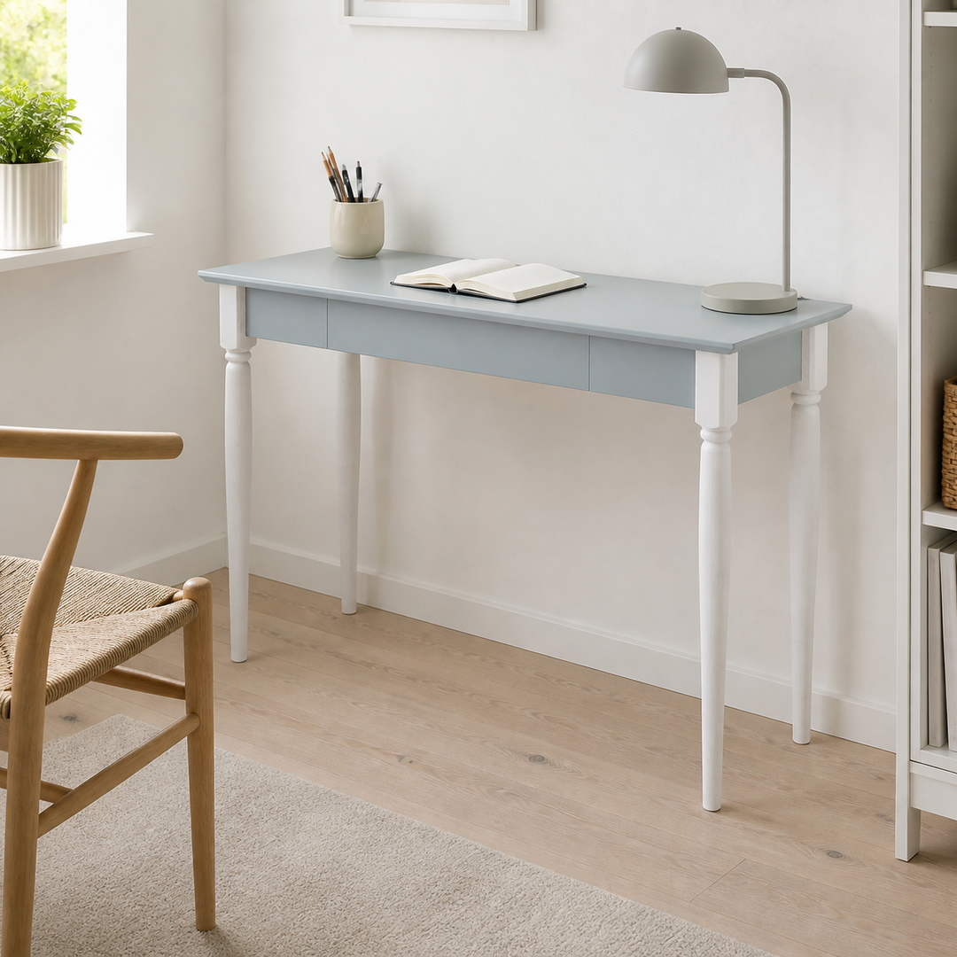 MAMO Skrivebord 105x40 cm  Hvide Ben / Lysegrå – hero i naturlig brug