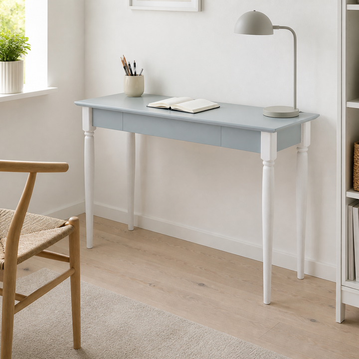 MAMO Skrivebord 105x40 cm  Hvide Ben / Lysegrå – hero i naturlig brug