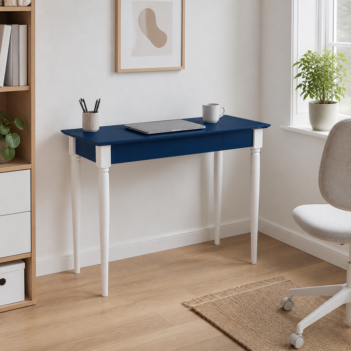MAMO Skrivebord 105x40 cm  Hvide Ben / Marineblå – supplerende neutral dagslysscene