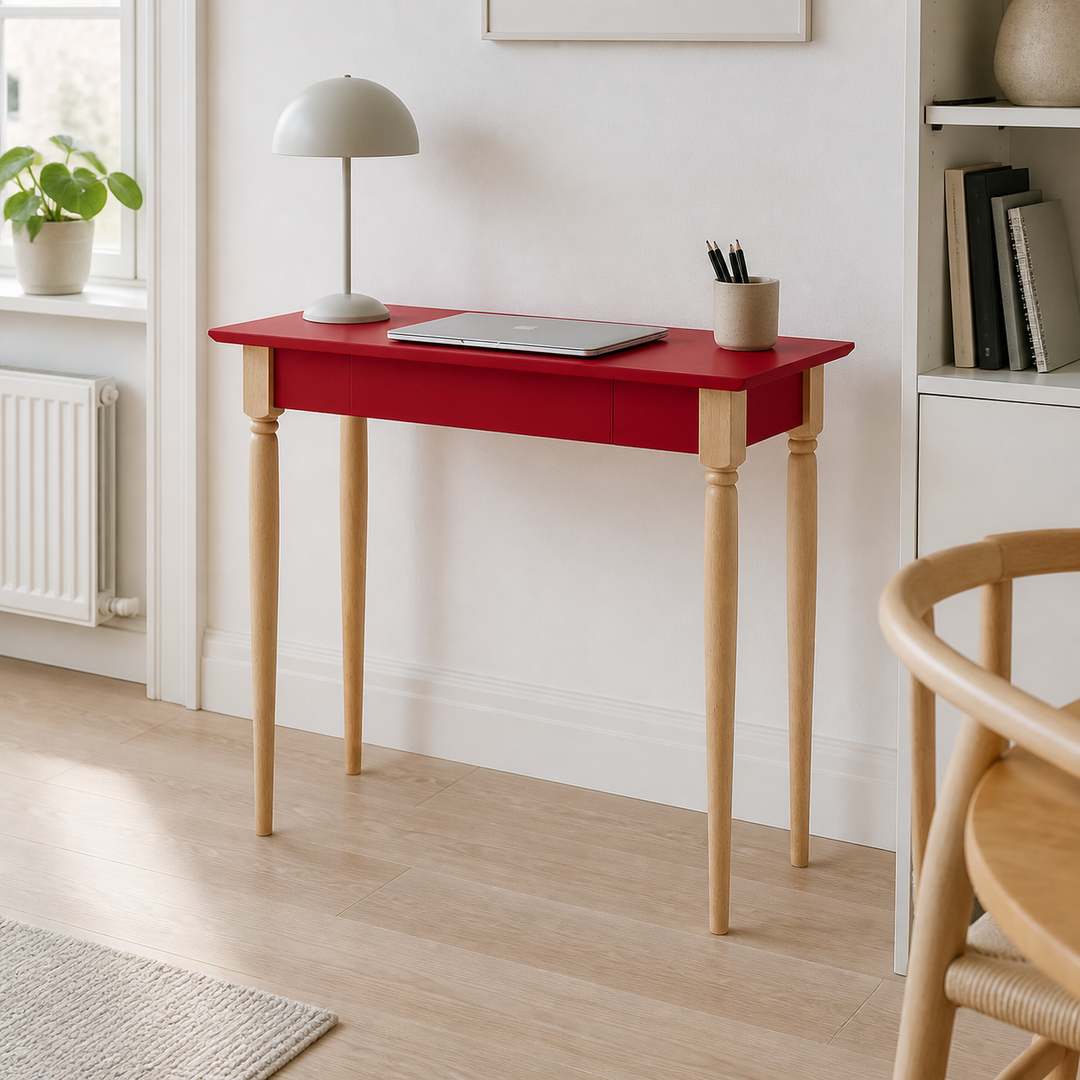 MAMO Skrivebord 105x40cm - Rød – hero i naturlig brug