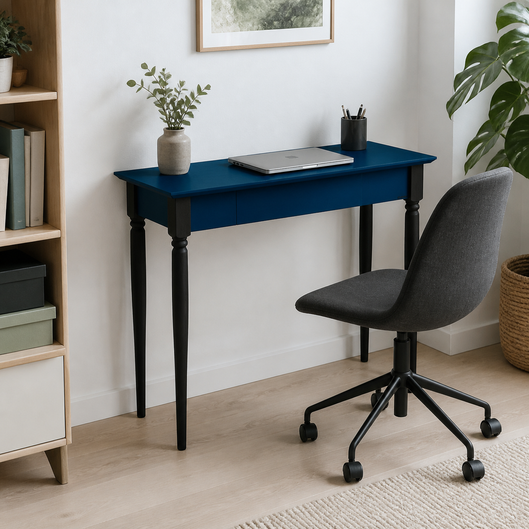MAMO Skrivebord 85x40 cm - Sorte Ben / Petrol Blå – hero i naturlig brug