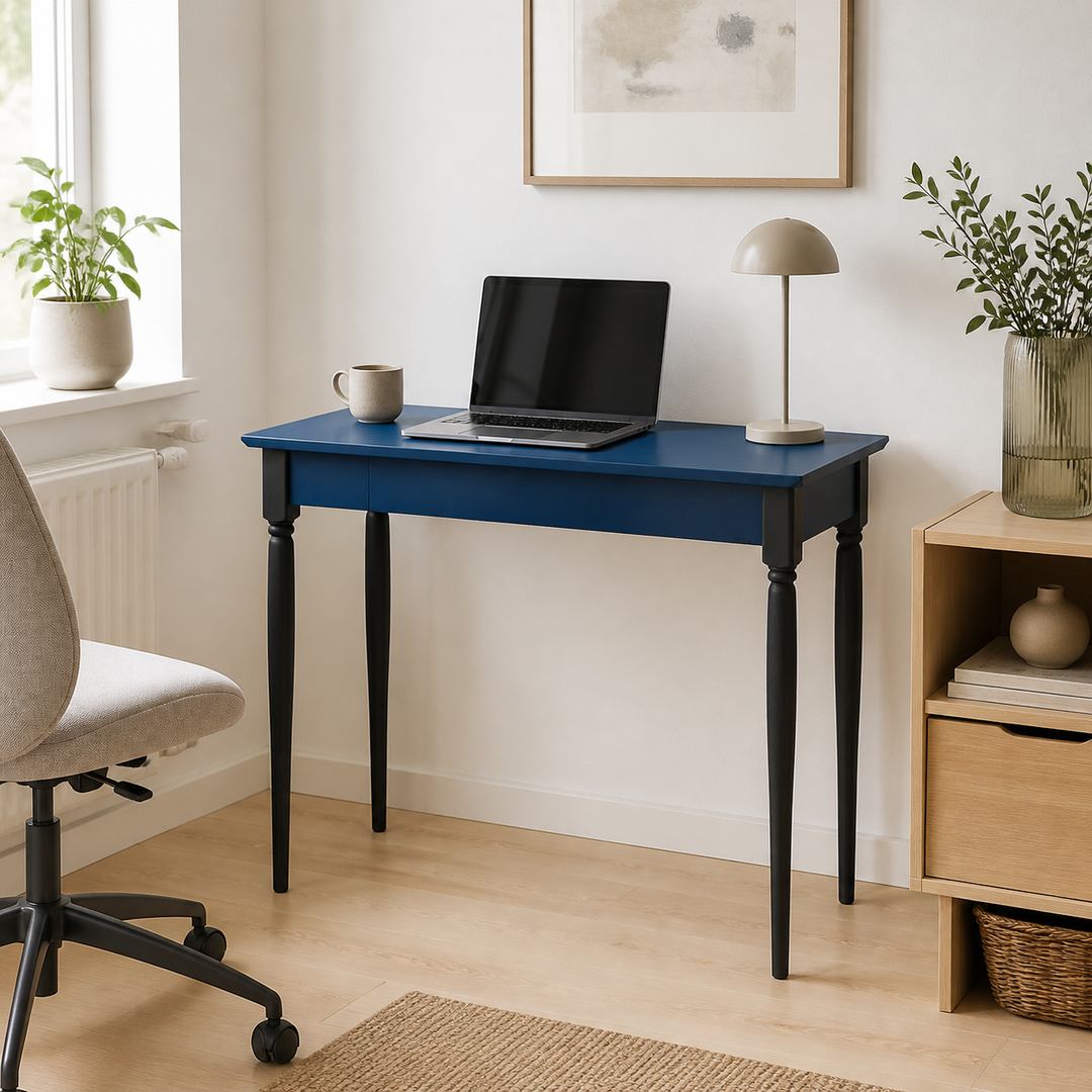 MAMO Skrivebord 85x40 cm - Sorte Ben / Petrol Blå – supplerende neutral dagslysscene