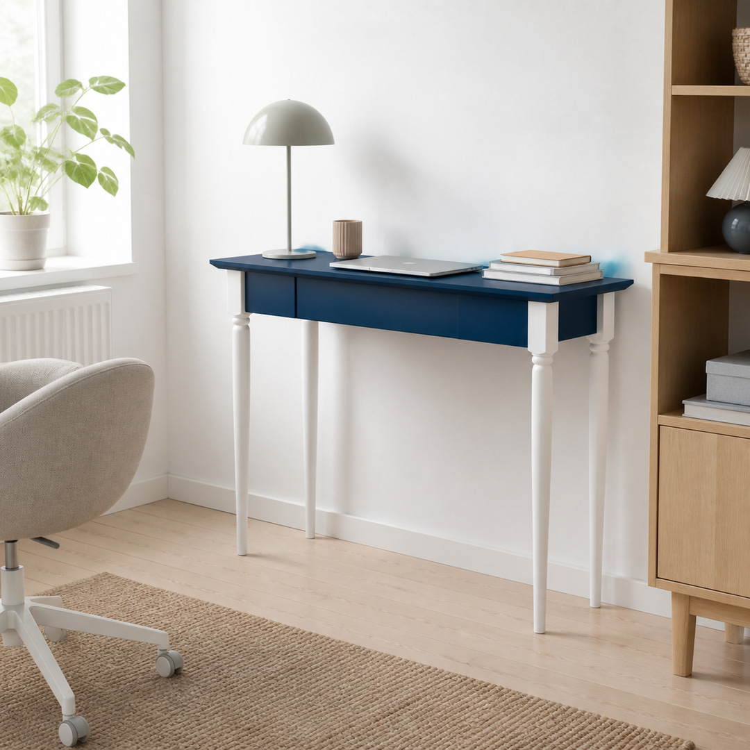 MAMO Skrivebord 85x40 cm Hvide Ben / Petrol Blå – hero i naturlig brug