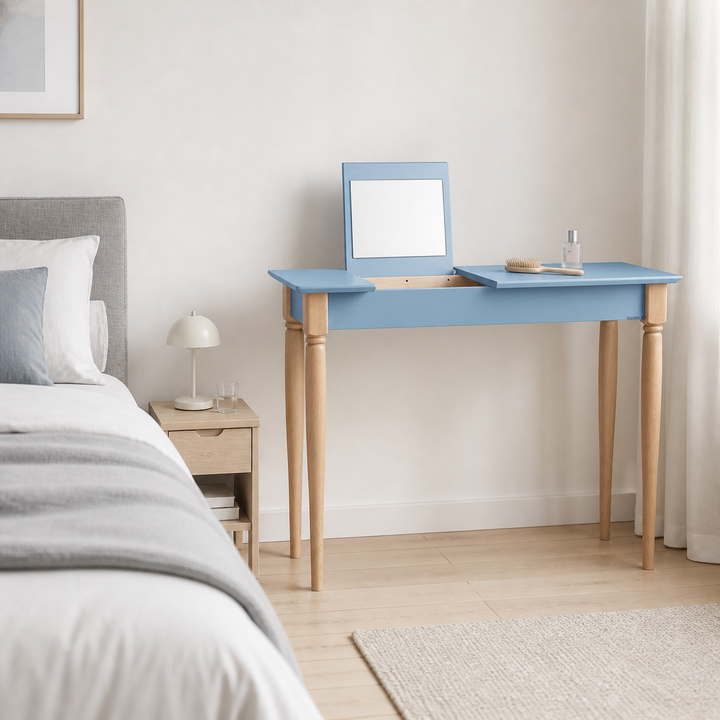 MAMO Sminkebord med spejl 105x35cm Gentle Blue – supplerende neutral dagslysscene