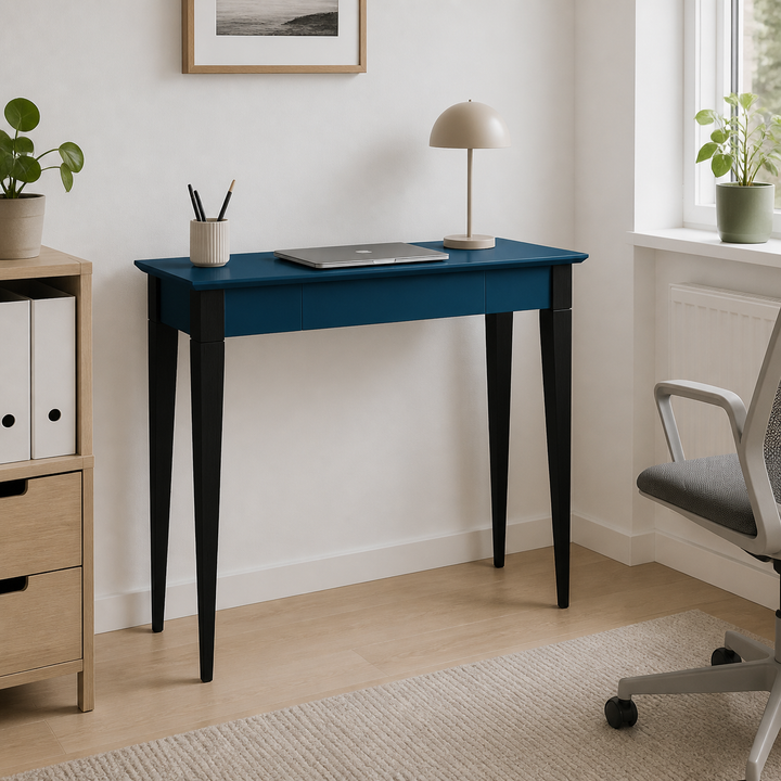 MIMO Skrivebord - 85x40cm Sorte Ben / Petrol Blå – hero i naturlig brug