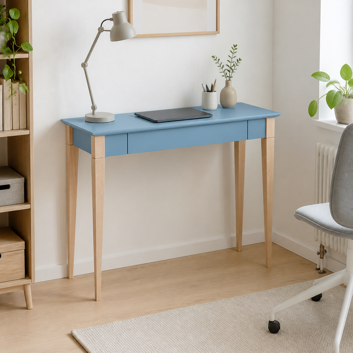 MIMO Skrivebord 105x40cm Gentle Blue – supplerende neutral dagslysscene