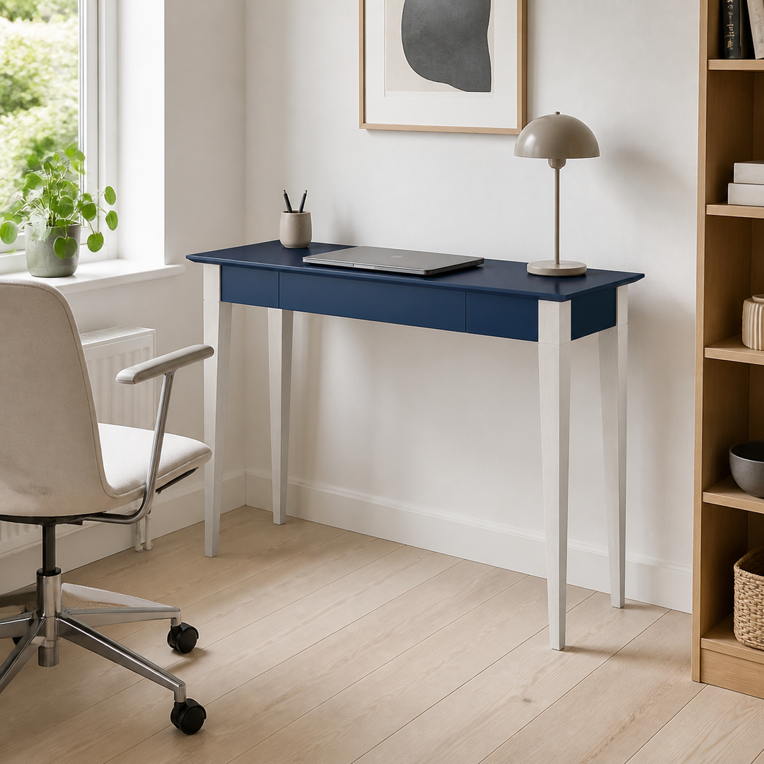 MIMO Skrivebord 105x40cm Hvide Ben / Marineblå – hero i naturlig brug