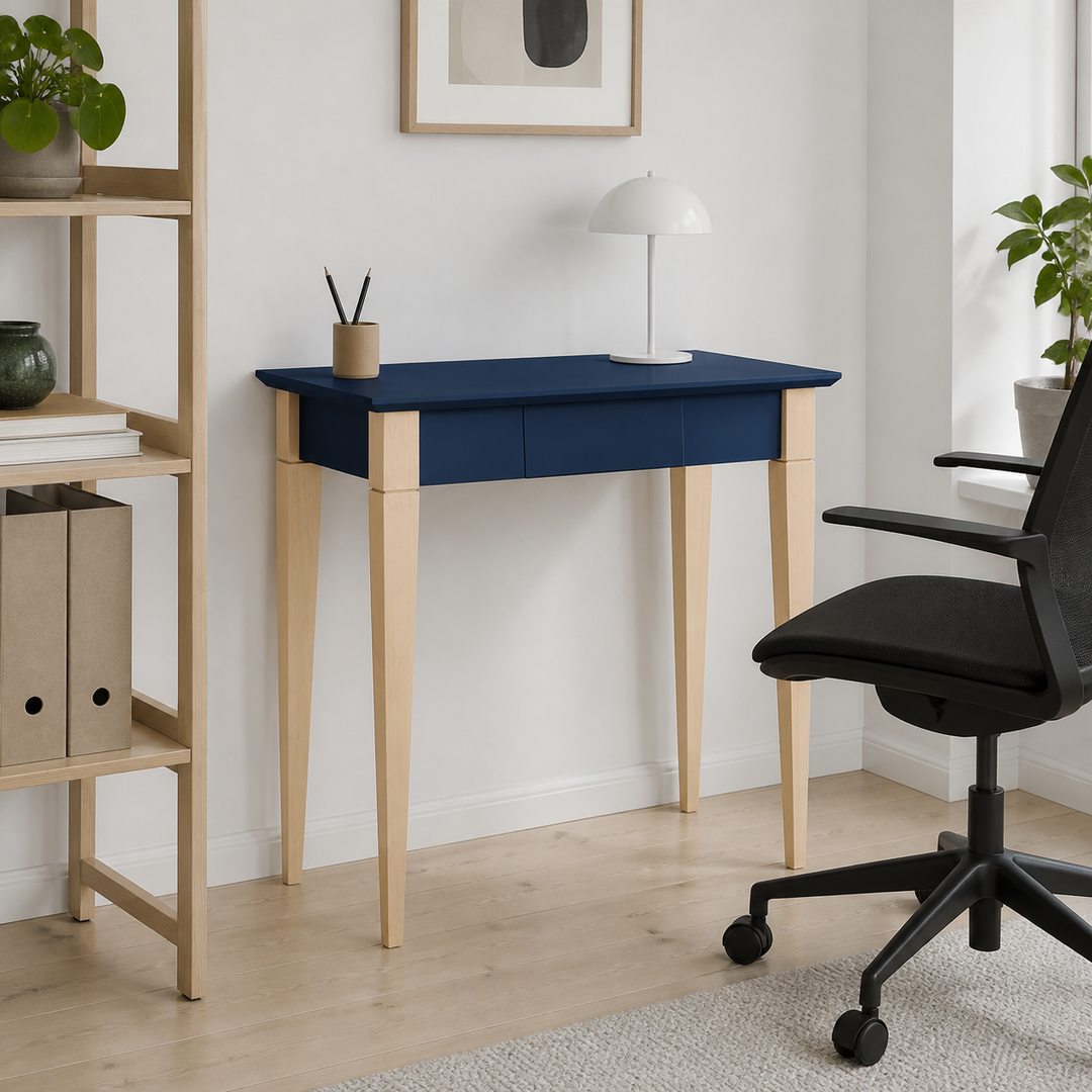 MIMO Skrivebord 65x40cm - Marineblå – hero i naturlig brug