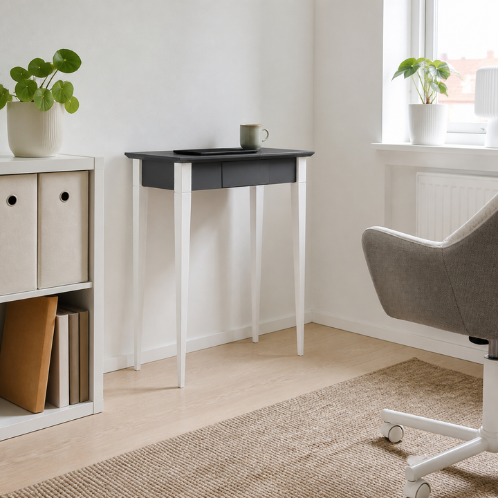MIMO Skrivebord 65x40cm Hvide Ben / Grafit – hero i naturlig brug