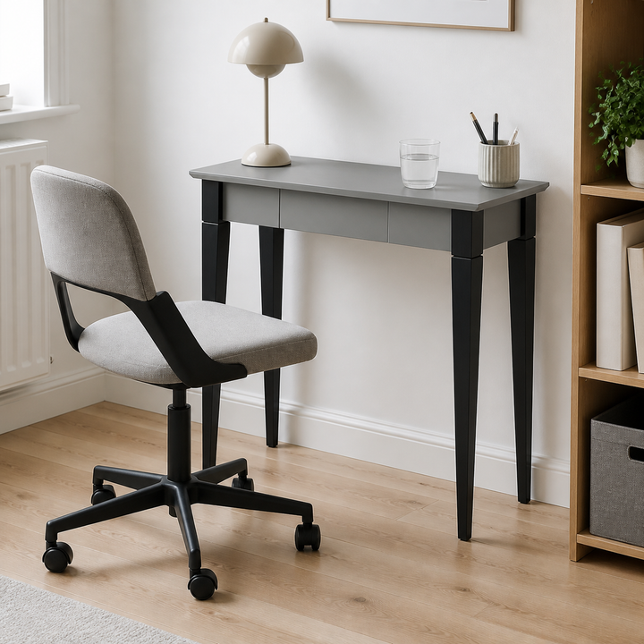 MIMO Skrivebord 65x40cm Sorte Ben / Mørkegrå – supplerende neutral dagslysscene