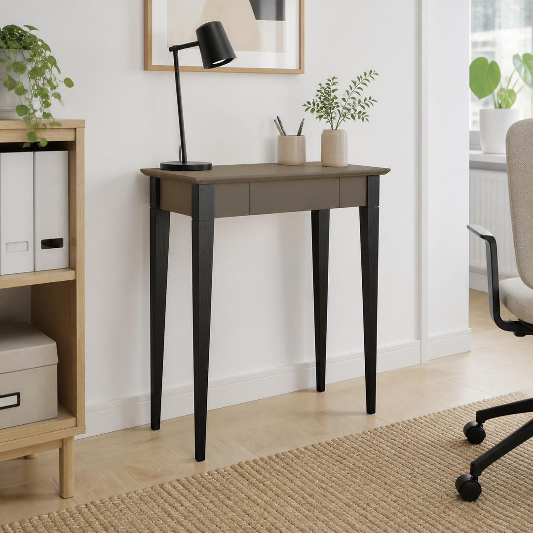 MIMO Skrivebord 65x40cm Sorte Ben Brun – hero i naturlig brug