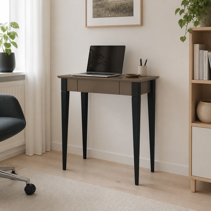 MIMO Skrivebord 65x40cm Sorte Ben Brun – supplerende neutral dagslysscene