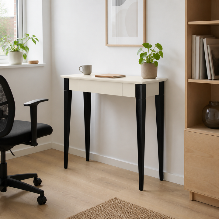 MIMO Skrivebord 85x40cm Sorte Ben Hvid – hero i naturlig brug