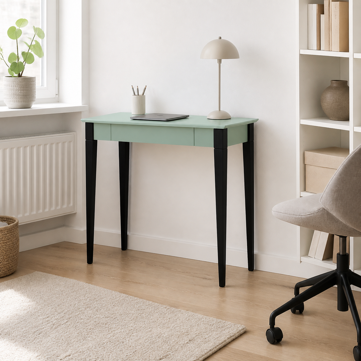 MIMO Skrivebord 85x40cm Sorte Ben Salviegrøn – hero i naturlig brug