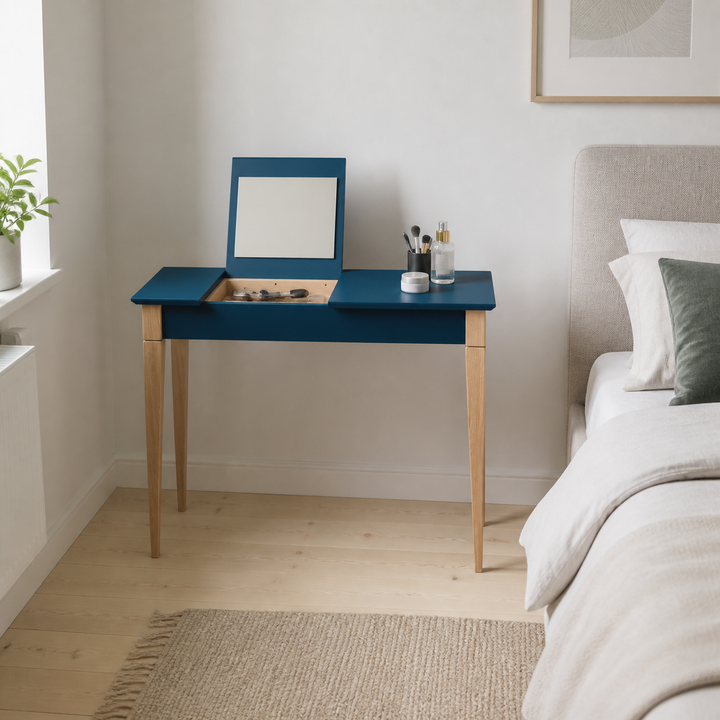 MIMO Sminkebord med spejl - 105x35cm Benzinblå – hero i naturlig brug