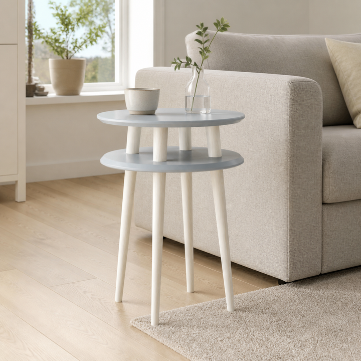 UFO Sidebord diameter 45cm x H 61cm - Lysegrå bordplade/hvide ben – supplerende neutral dagslysscene