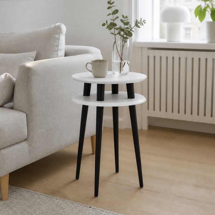 UFO Sidebord diameter 45cm x H 61cm Hvide sorte ben – supplerende neutral dagslysscene