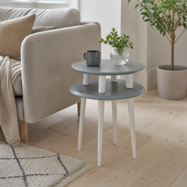 UFO Sidebord diameter 45cm x højde 61cm - Mørkegrå/hvide ben – hero i naturlig brug