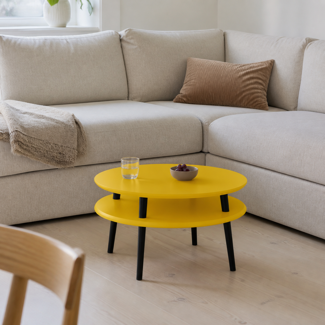 UFO Sofabord Diam 70cm x Højde 35cm Gul Sort Ben – supplerende neutral dagslysscene