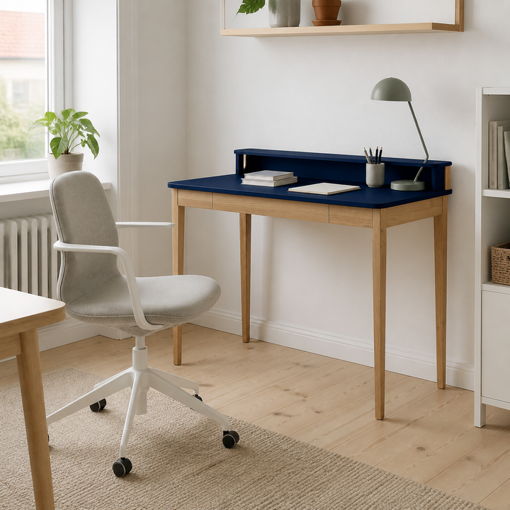ASHME Skrivebord B 110 x D 56 x H 75 cm - Asketræ/Marineblå – hero i naturlig brug