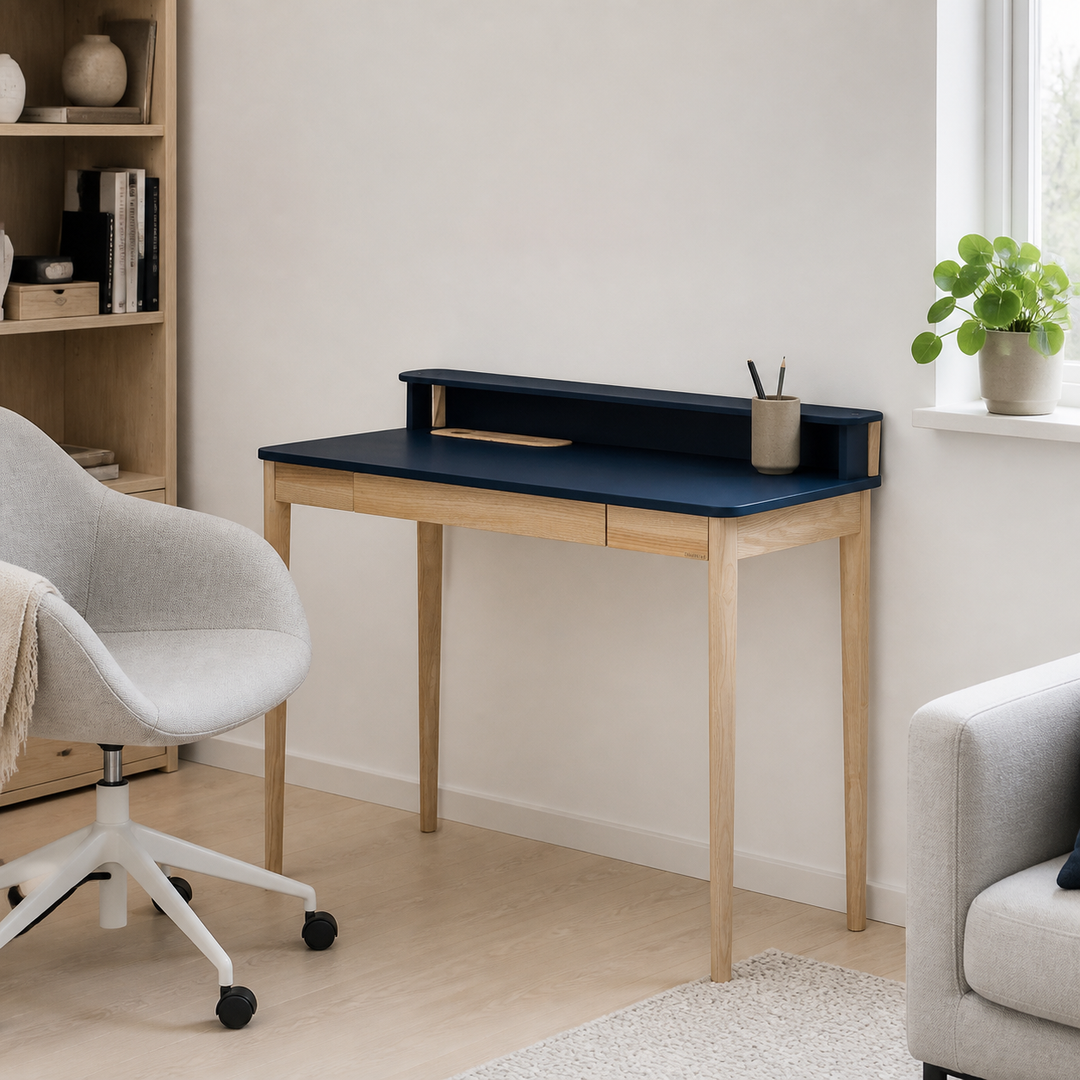 ASHME Skrivebord B 110 x D 56 x H 75 cm - Asketræ/Marineblå – anden naturlig anvendelse eller vinkel