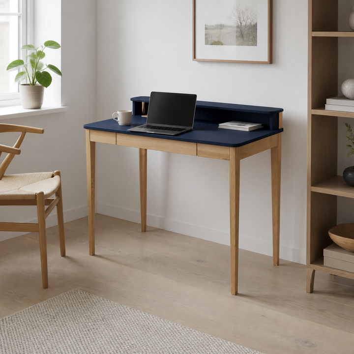 ASHME Skrivebord B 110 x D 56 x H 75 cm - Asketræ/Marineblå – supplerende neutral dagslysscene