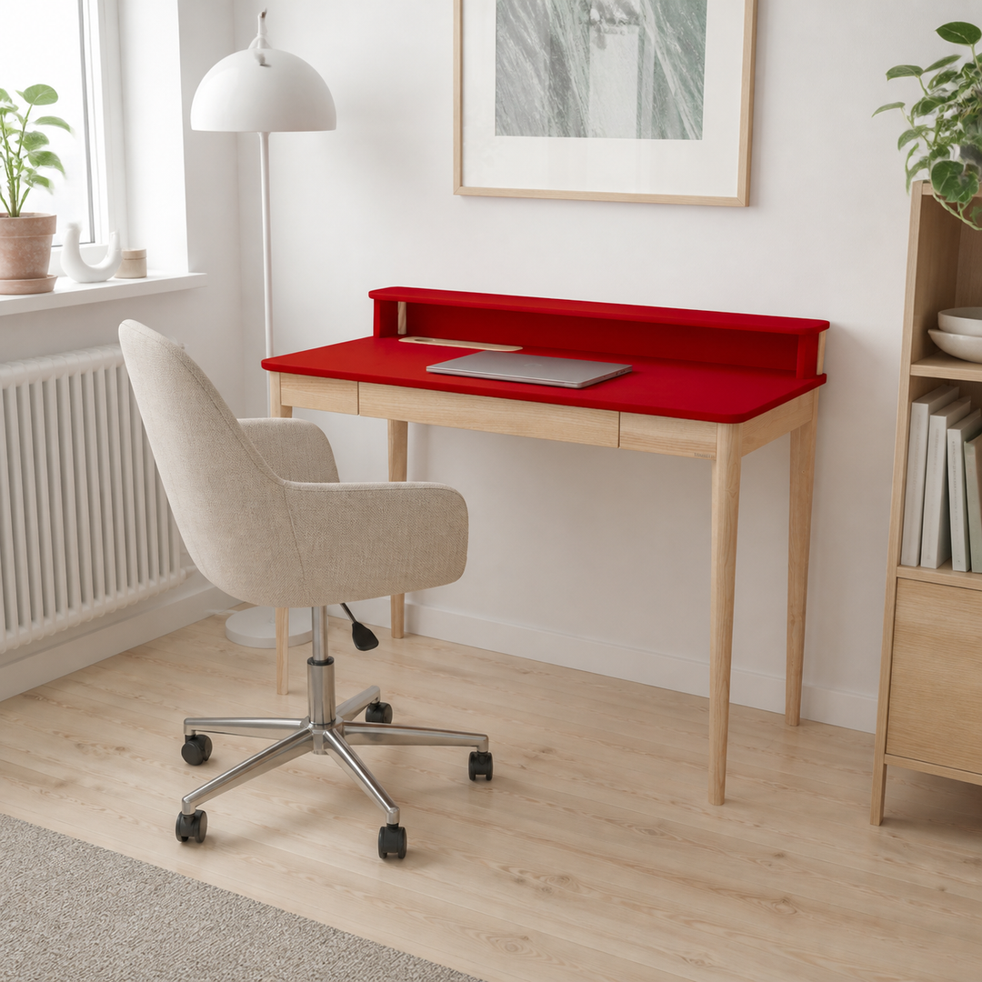 ASHME Skrivebord B 110 x D 56 x H 75cm - Asketræ/Rød – hero i naturlig brug
