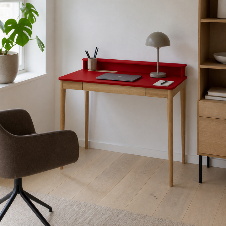 ASHME Skrivebord B 110 x D 56 x H 75cm - Asketræ/Rød – supplerende neutral dagslysscene