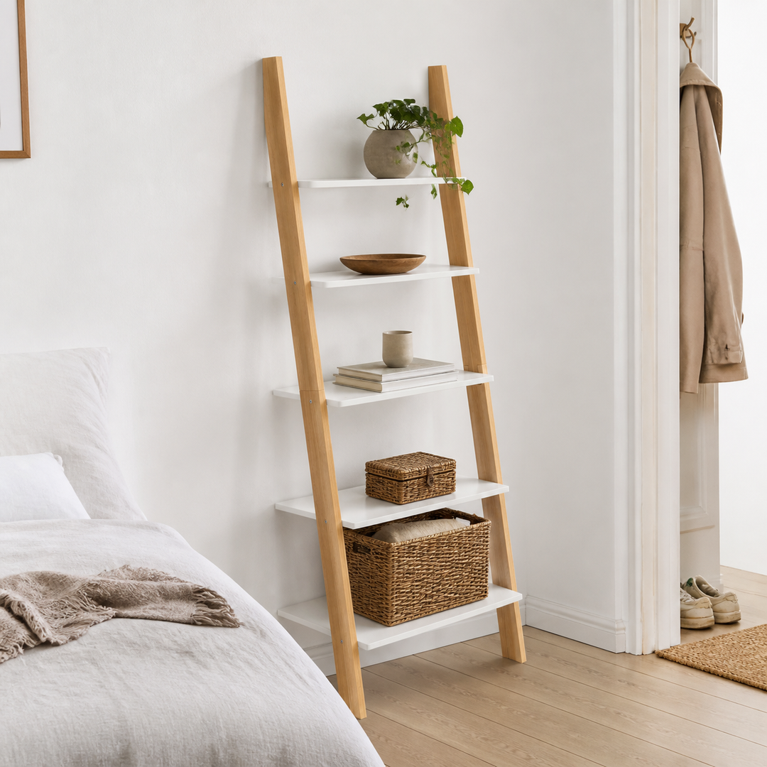 ASHME Stigehylde 85x35x180cm Hvid – supplerende neutral dagslysscene