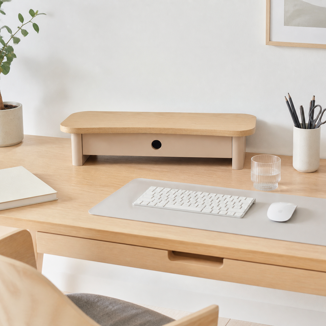 JUBI 60cm monitorskærmstativ med skuffe Ash Brown Beige – supplerende neutral dagslysscene