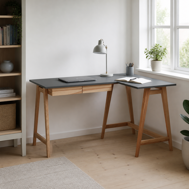 LUKA Asketræ Hjørneskrivebord B 135cm x D 85cm / Mørkegrå Højre Side – hero i naturlig brug