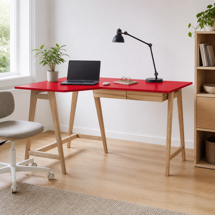 LUKA Asketræ Hjørneskrivebord B 135cm x D 85cm / Rød Venstre Side – hero i naturlig brug