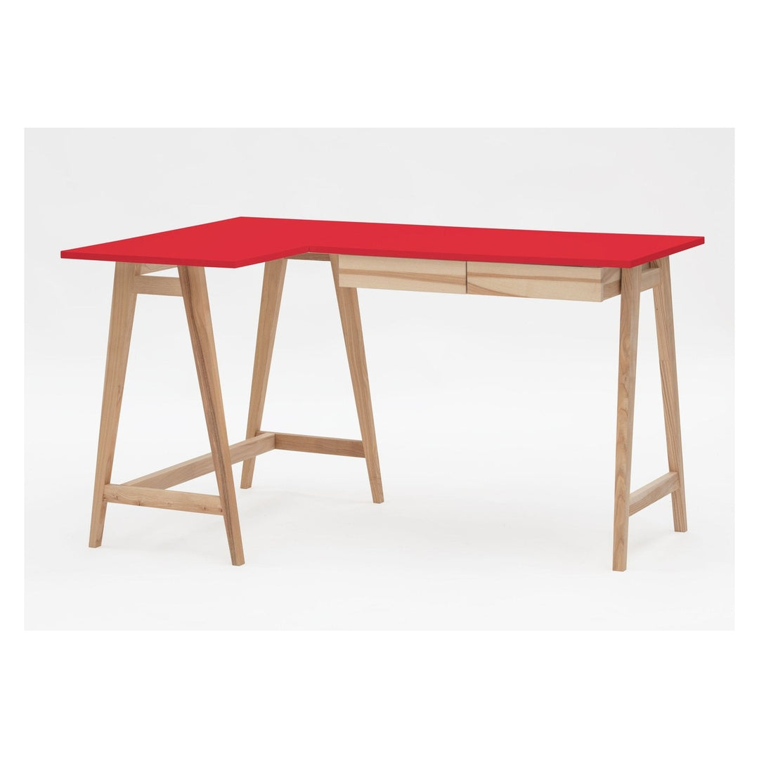 LUKA Asketræ Hjørneskrivebord B 135cm x D 85cm / Rød Venstre Side – eksakt packshot på hvid baggrund