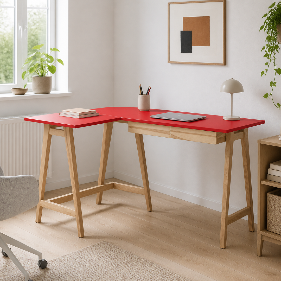 LUKA Asketræ Hjørneskrivebord B 135cm x D 85cm / Rød Venstre Side – supplerende neutral dagslysscene