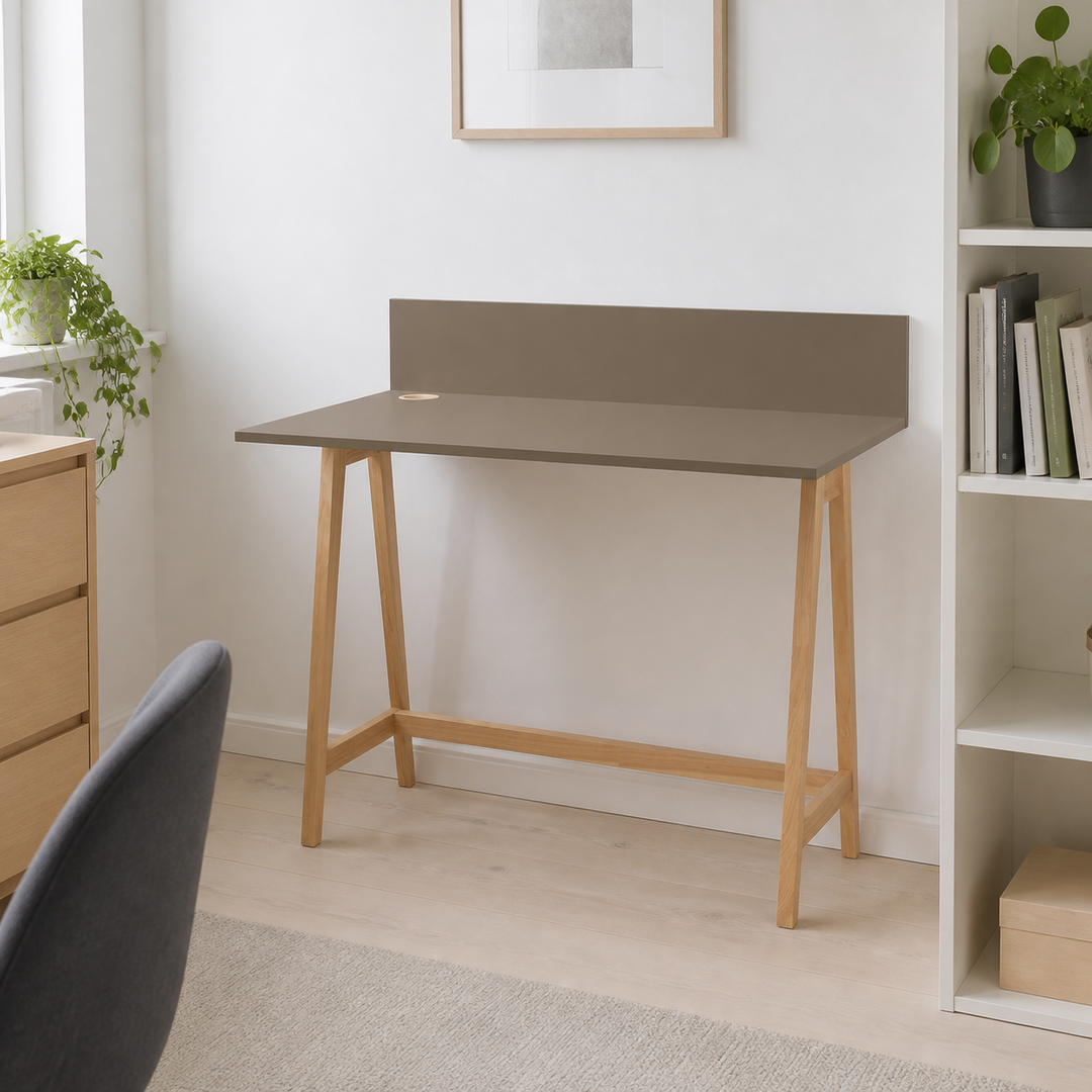 LUKA Asketræ Skrivebord 110x50cm Brun – hele produktet samlet og ryddeligt