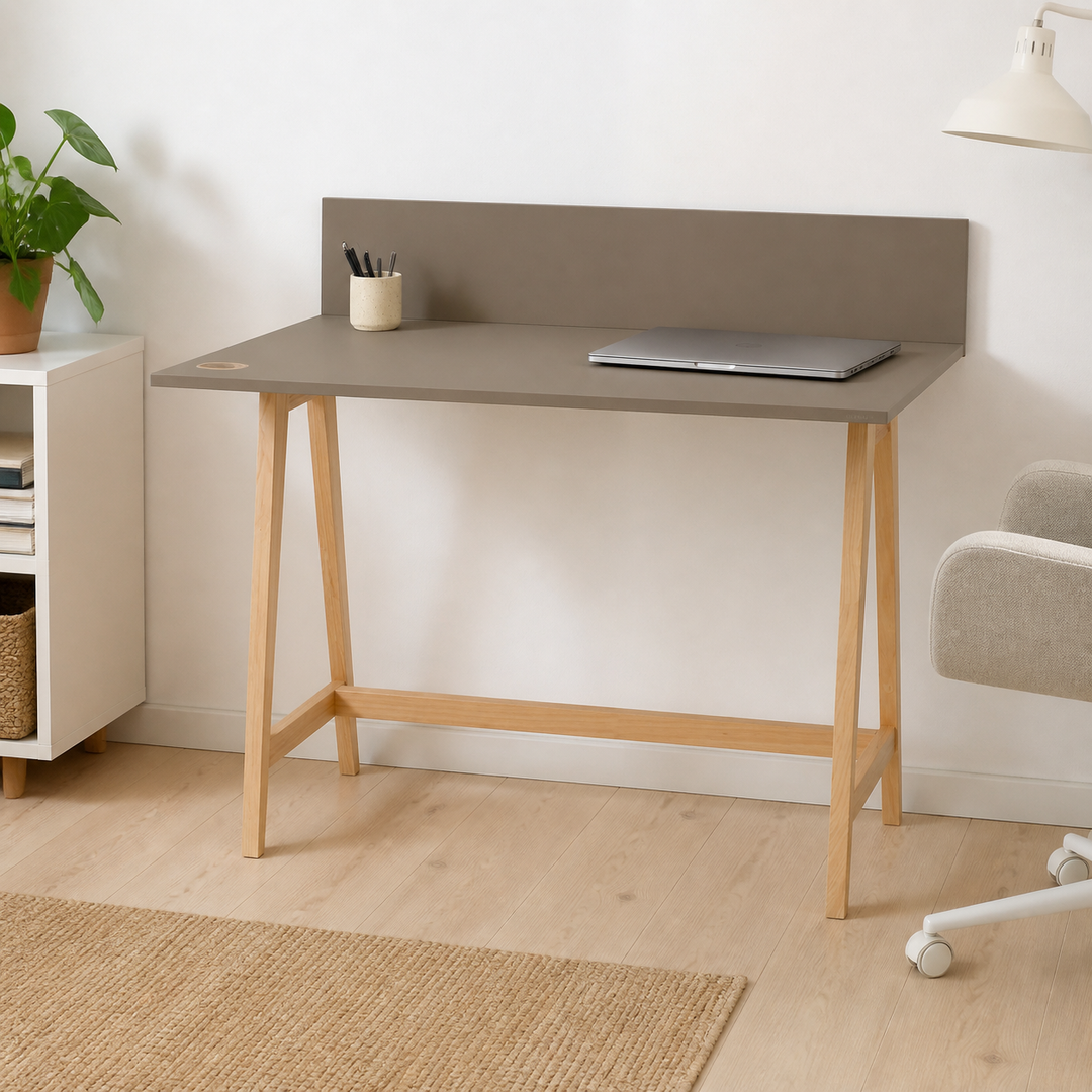 LUKA Asketræ Skrivebord 110x50cm Brun – supplerende neutral dagslysscene