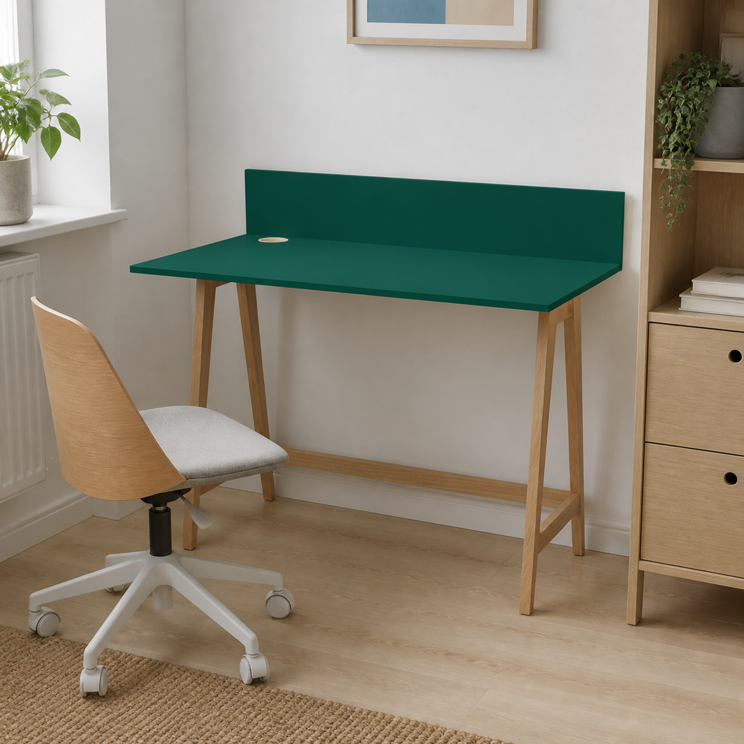 LUKA Asketræ Skrivebord 110x50cm Grøn – hele produktet samlet og ryddeligt
