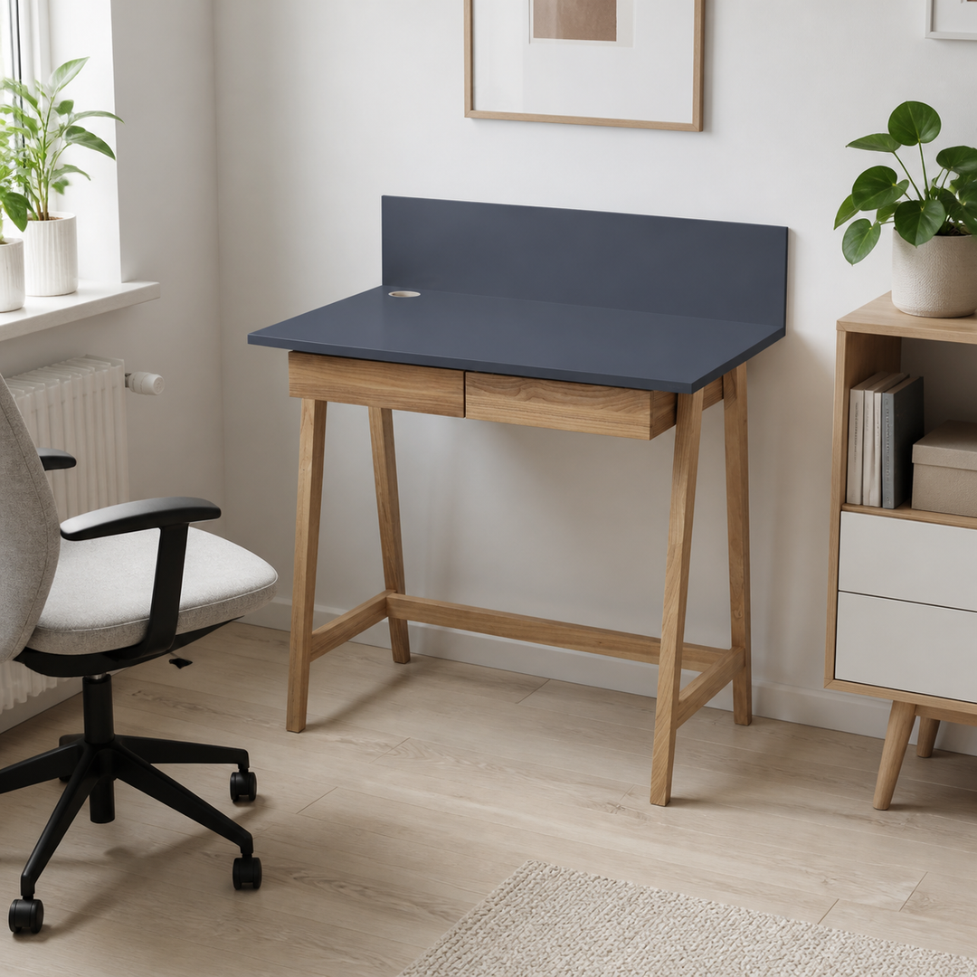 LUKA Asketræ Skrivebord 110x50cm med Skuffe / Grafit – hero i naturlig brug