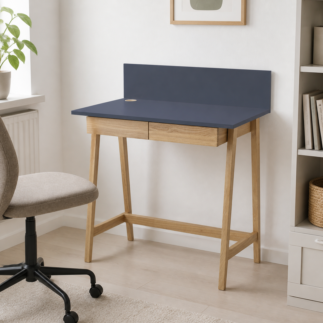LUKA Asketræ Skrivebord 110x50cm med Skuffe / Grafit – hele produktet samlet og ryddeligt