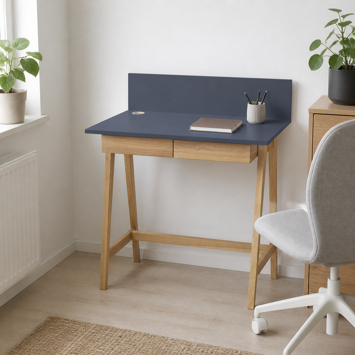 LUKA Asketræ Skrivebord 110x50cm med Skuffe / Grafit – supplerende neutral dagslysscene