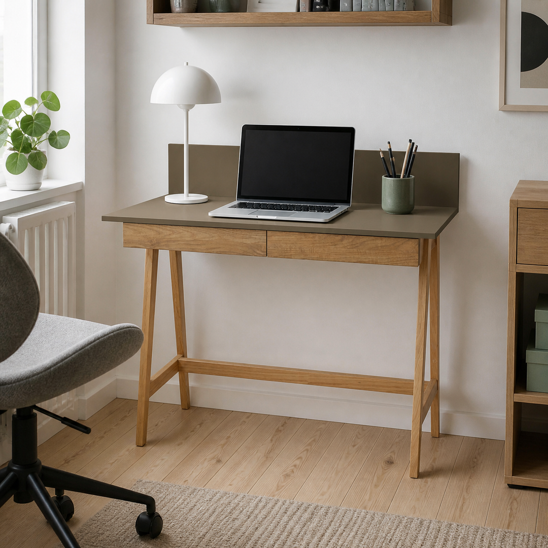LUKA Asketræ Skrivebord 110x50cm med Skuffe Brun – hero i naturlig brug