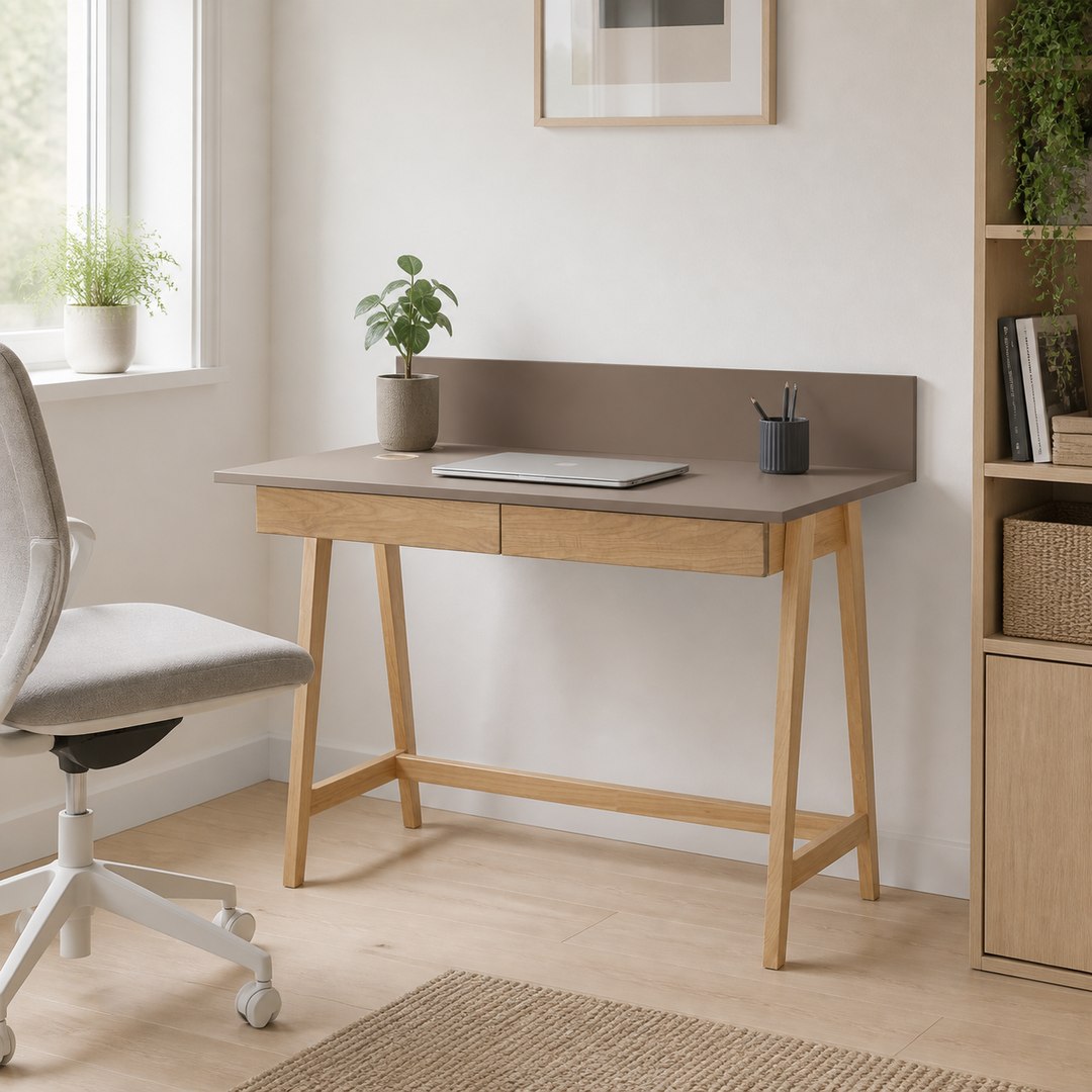 LUKA Asketræ Skrivebord 110x50cm med Skuffe Brun – hele produktet samlet og ryddeligt