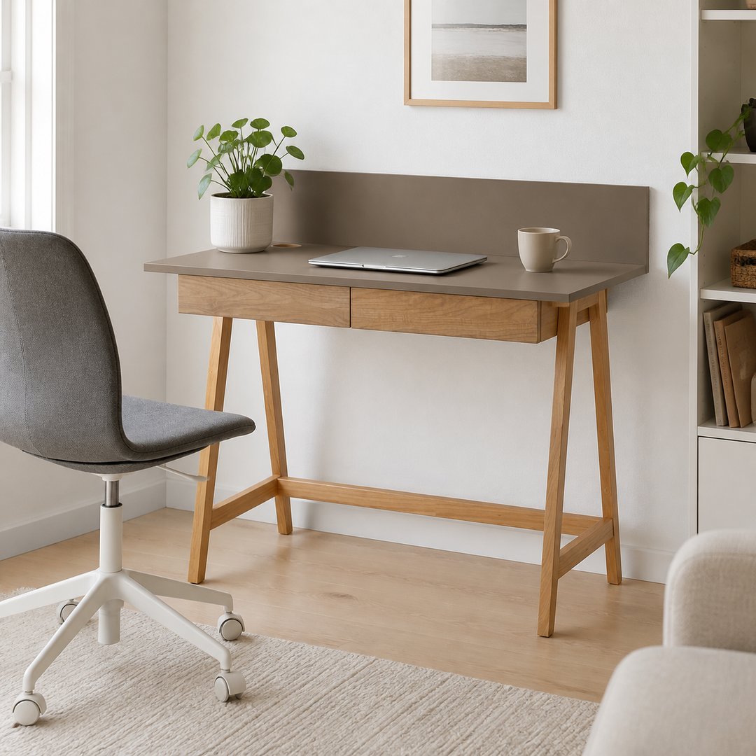 LUKA Asketræ Skrivebord 110x50cm med Skuffe Brun – supplerende neutral dagslysscene