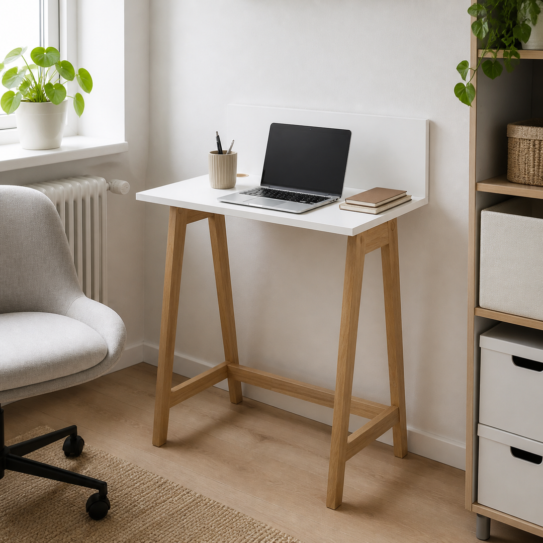 LUKA Asketræ Skrivebord 65x50cm / Hvid – hero i naturlig brug
